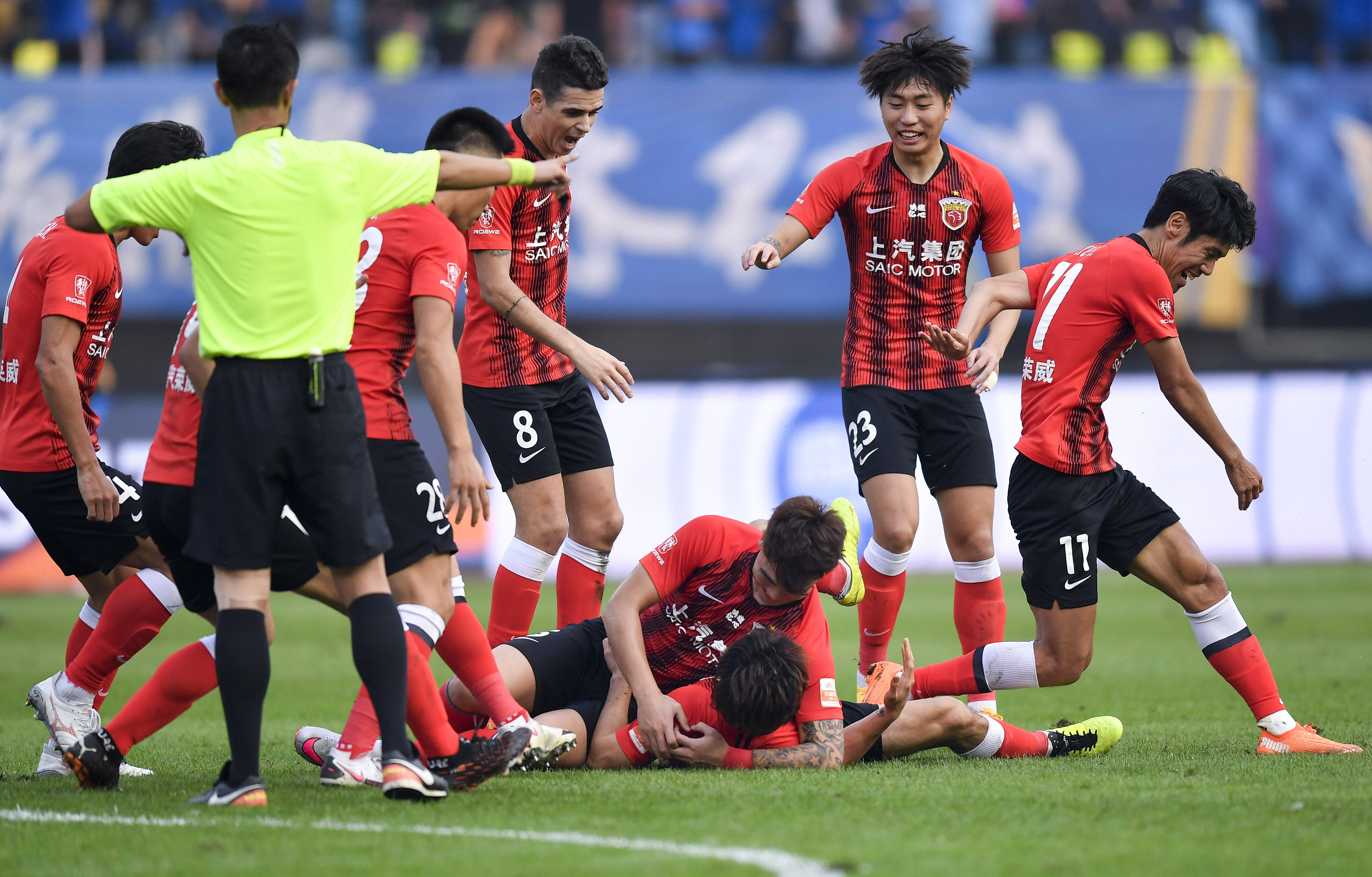 篮球赛场上 篮球赛场上